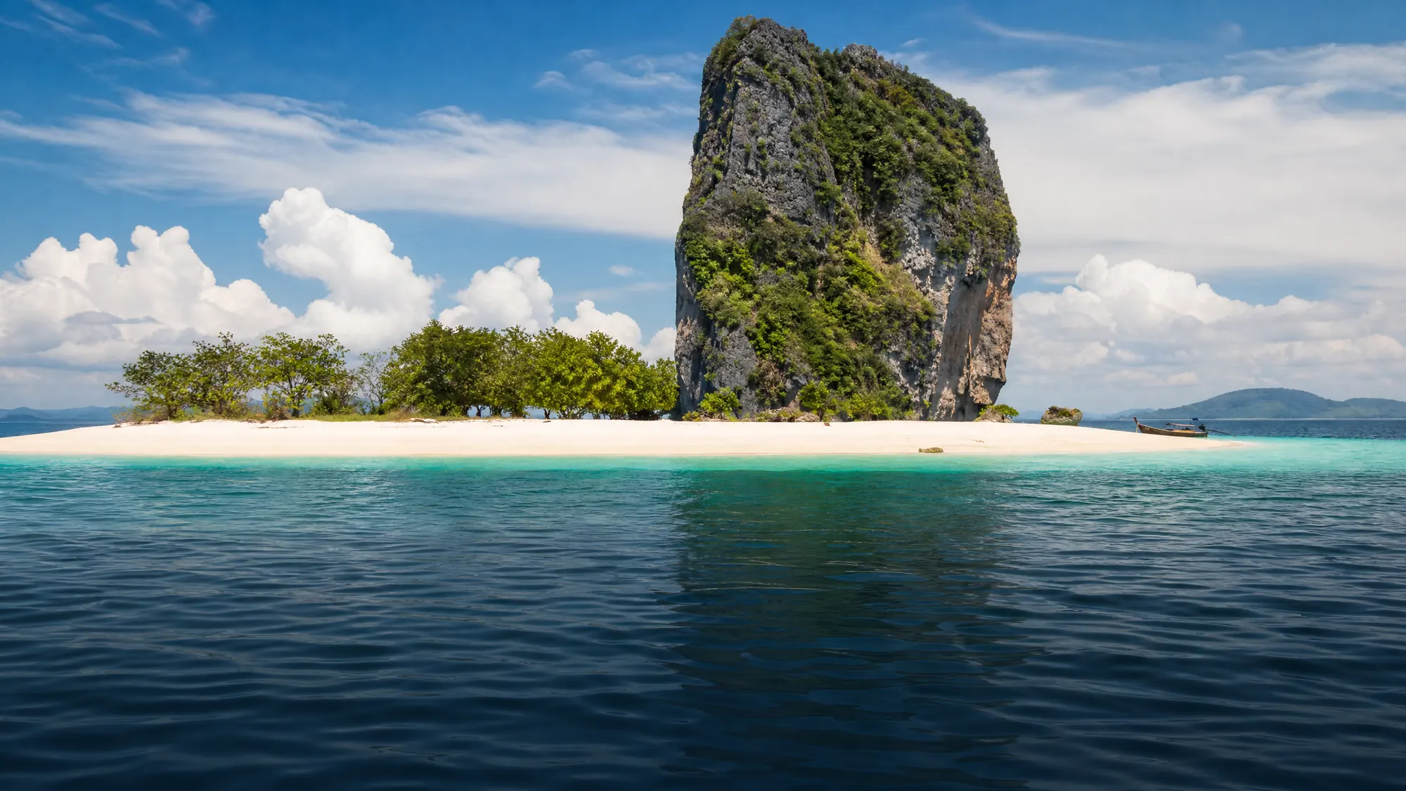 Koh Poda ist eine unerschlossene Insel in der Andamanensee. Sie ist berühmt für ihren weißen Sand, das klare Wasser und den ikonischen segelbootförmigen Karst.