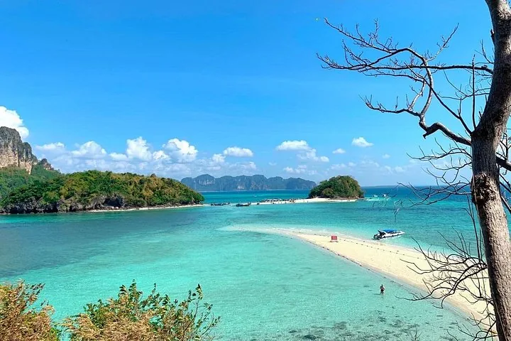 Malerischer Blick auf eine Sandbank, die Inseln verbindet und von türkisfarbenem Wasser umgeben ist.